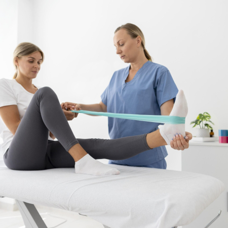 mujer-practicando-ejercicio-sesion-fisioterapia (1)