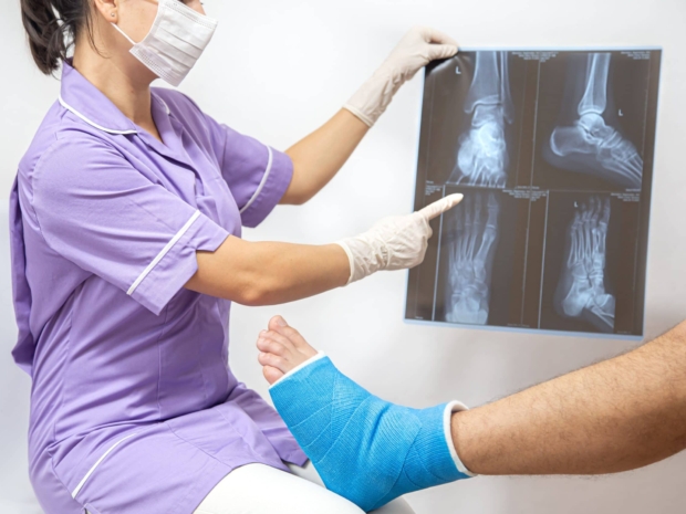 fractura-osea-pie-pierna-paciente-masculino-que-siendo-examinado-doctora-hospital (1)